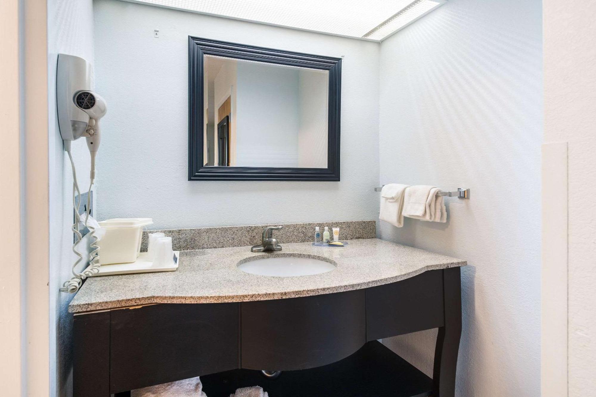 Clarion Inn Cleveland Near University Εξωτερικό φωτογραφία